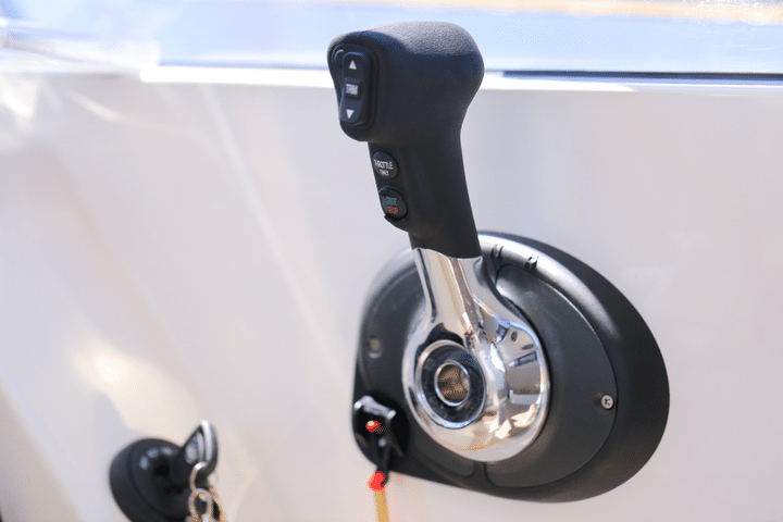 how to drive a boat-throttle