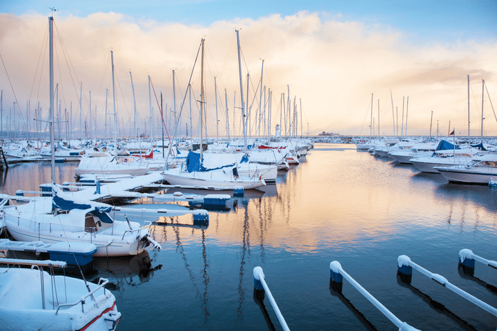 leaving a boat in the water during winter