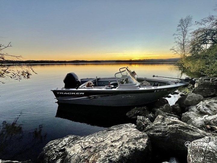 tracker boats bass boat