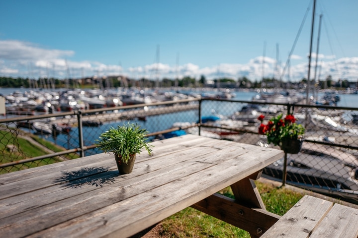 Dock-and-dine.