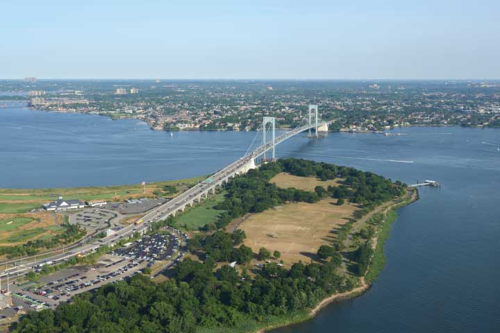 Throgs Neck Bridge, New York.