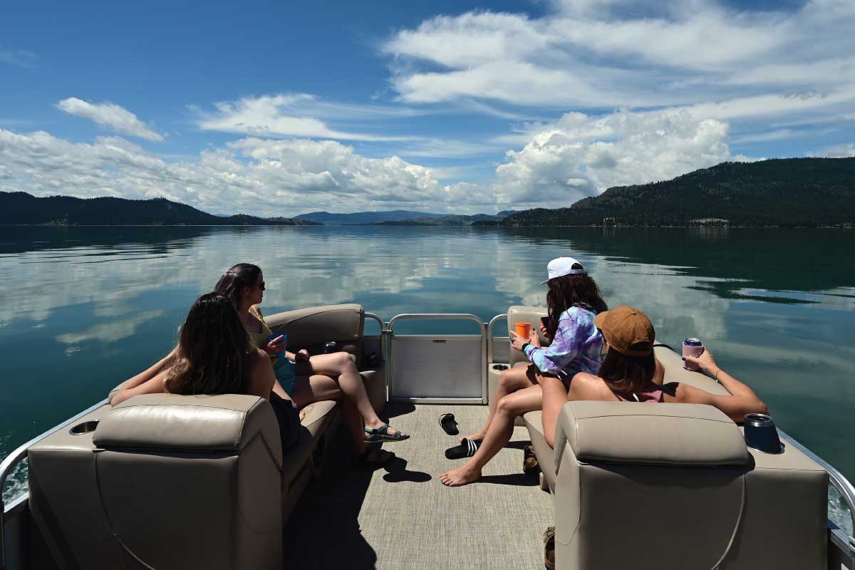 Pontoon vs. Deck Boat What’s the Difference? Boatsetter