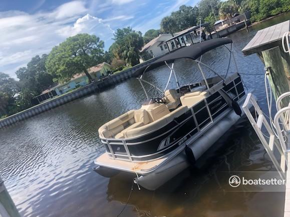 2019 Pontoon! Easy to drive & holds 8 (fuel incl).