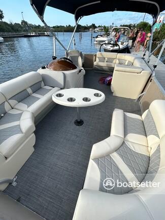 Pontoon Party/Lounge boat. Seats 11. Owner pays for the fuel. 