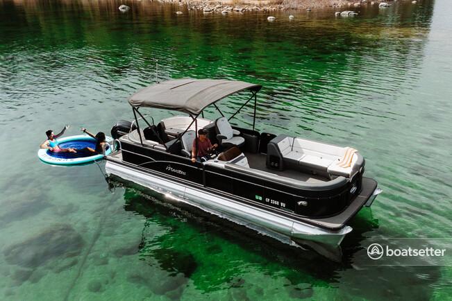 25ft Luxury Pontoon Boat Charter In Tahoe