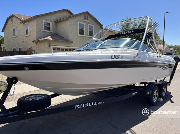Perfect boat for your fun day on the lake ! 23 ft Reinell w/ tower 