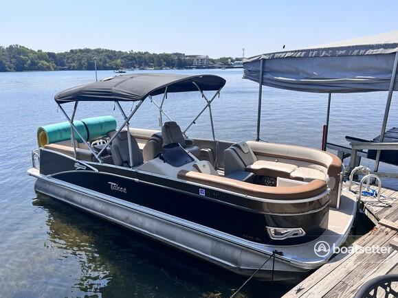 Price Reduced! - New 12 Passenger comfy Tritoon mins from downtown 