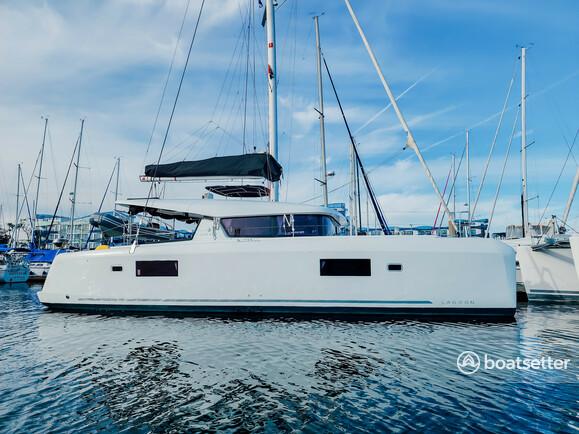 Sporty and luxurious 42ft catamaran! Professional crew!