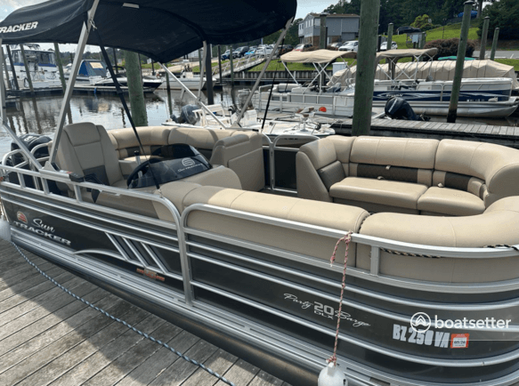 Sun Tracker new 2023 family boat