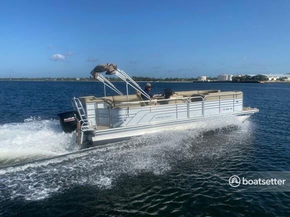 Classic Pontoon to have a great time! 